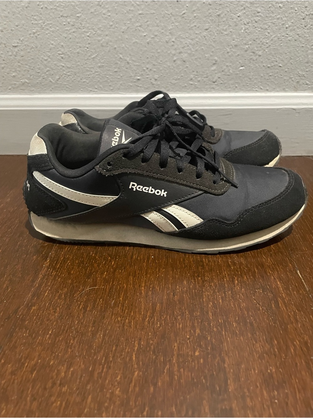 Reebok Women's Glide Low Size 6.5 Black White Classic Sneakers
